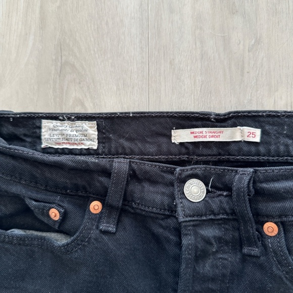 Levi’s Wedgie - Picture 2 of 2